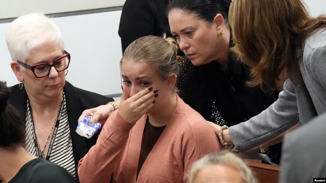 Porodice žrtava masovnog ubistva u školi u Parklendu na pretresu povodom izricanja kazne napadaču Nikolasu Kruzu (Foto: Amy Beth Bennett/Pool via REUTERS)