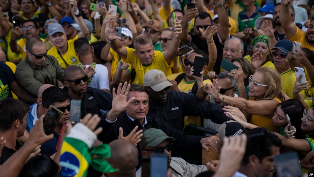 Prezidan Jair Bolsonaro salye patizan li yo nan plaj Copacabana pandan selebrasyon bisantne endepandans peyi a nan Rio de Janeiro, Brezil, Mekredi 7 Sept. 2022. 