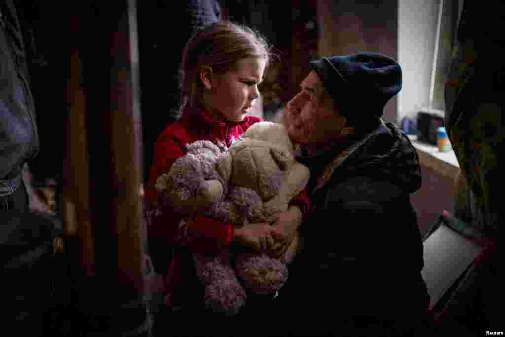 31 Ocak 2023 - Rusya'nın Ukrayna'yı işgalinde Donetsk bölgesinde yaşayan bir Ukraynalı, güvenlik amaçlı bölgeden tahliye edilen torunuyla vedalaşırken.