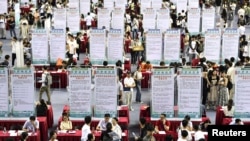资料照片：中国安徽省大学毕业生在合肥市举行的一个招聘会上寻找工作。（2023年9月4日）