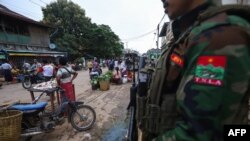 ရှမ်းပြည်မြောက်ပိုင်း ကျောက်မဲမြို့ အတွင်း ဈေးတခုမှာ တွေ့ရတဲ့ လုံခြုံရေးယူနေတဲ့ တအောင်းပြည်သူ့လွတ်မြောက်ရေးတပ် TNLA တပ်ဖွဲ့ဝင်တဦး (ဇူလိုင် ၃၊ ၂၀၂၄)
