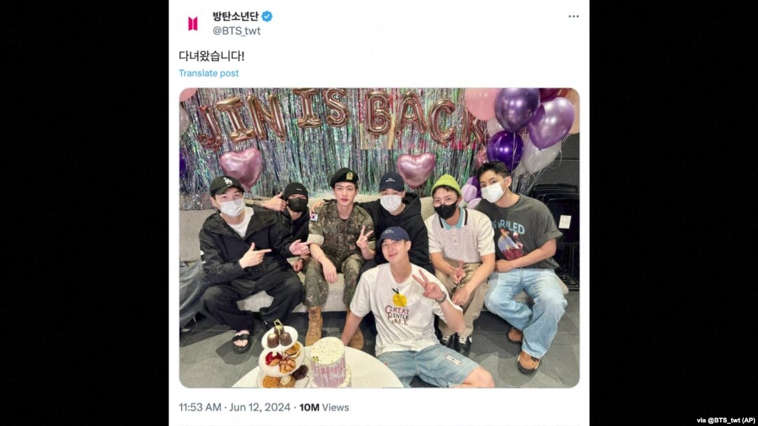 Foto ajans ki jere gwoup BTS la pibliye sou kont ofisyel Twitter li ki montre Jin ak manm gwoup la apre li fini sevis milite li, 12 Jyen 2024.