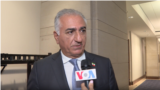 شاهزاده رضا پهلوی حین گفت‌وگو با خبرنگار صدای آمریکا