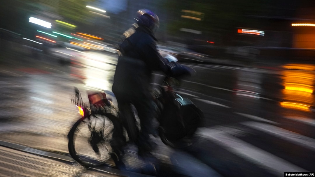 Dostavljač hrane u Bruklinu, fotografisan 28. aprila 2023.godine. (AP/Bebeto Matthews)