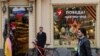 中国领导人习近平的人形模板被立在莫斯科一家礼品店门外。（2023年5月3日）