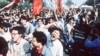 1989年北京的大专院校的师生和各界人士上街游行示威，爆发了震惊全球的六四民主运动。图为学生们上街游行，其中不少人在军队镇压中丧生。资料照
