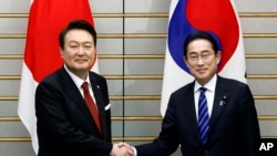 Presidenti koreanojugor Yoon Suk Yeol (majtas) dhe Kryeministri japonez Fumio Kishida (Tokio, 16 mars 2023)