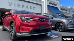Xe của VinFast được trưng bày ở Los Angeles, Mỹ, 1/3/2023.