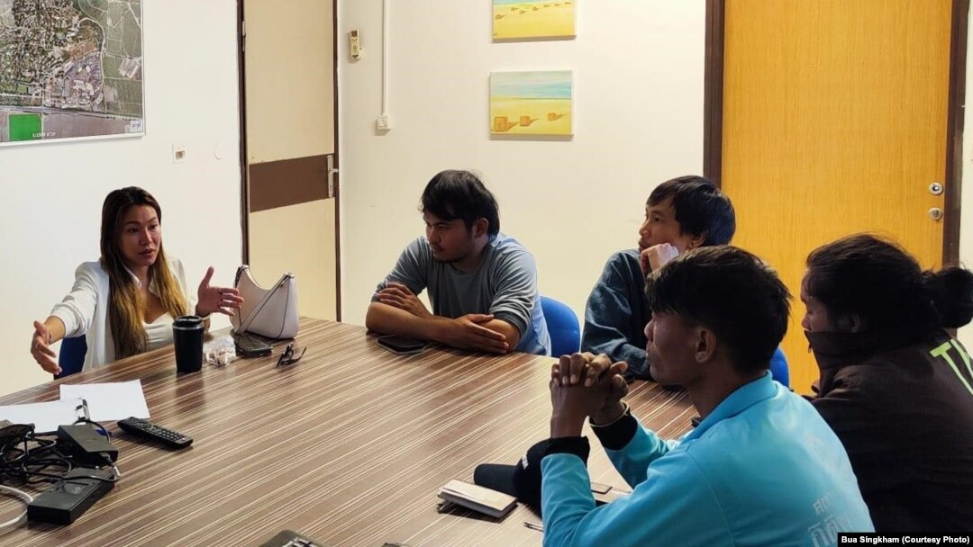 บัว สิงห์คำ ล่ามชาวไทยในอิสราเอล (ซ้ายสุด) ขณะกำลังอบรมแรงงานไทยในอิสราเอล