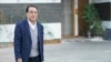 中国顶级病毒学家因公布新冠病毒基因组序列而麻烦缠身，如今露宿室外进行抗议