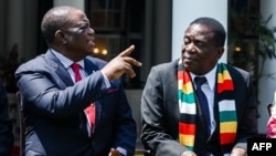 Umongameli Emmerson Mnangagwa (kwesokunene) lomsekeli wakhe uMnu. Constantino Chiwenga (kwesokhohlo)