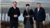 Predsednik Srbije Aleksandar Vučić, patrijarh Srpske pravoslavne crkve Porfirije i predsednik Republike Srpske Milorad Dodik (s leva) poziraju na fotografiji koja je objavjena na nalogu Aleksandra Vučića na Istragramu, 19. marta 2024. (Foto: Instgram/@buducnostsrbijeav)