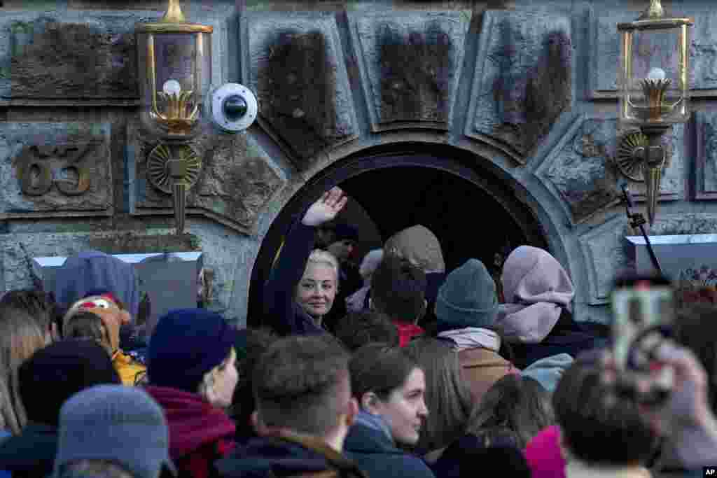 Yulia Navalnaya, center, widow of opposition leader Alexey Navalny, waves as she enters the Russian Embassy with other voters at a polling station in the Russian embassy in Berlin, Germany, after noon local time, March 17, 2024.