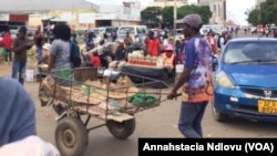 Abanye abathengisa impahla koBulawayo ku5th Avenue 