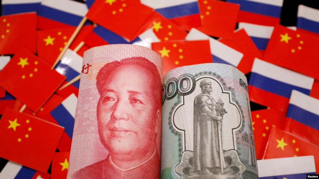 在中國國旗和俄羅斯國旗的背景上人民幣與盧布圖示