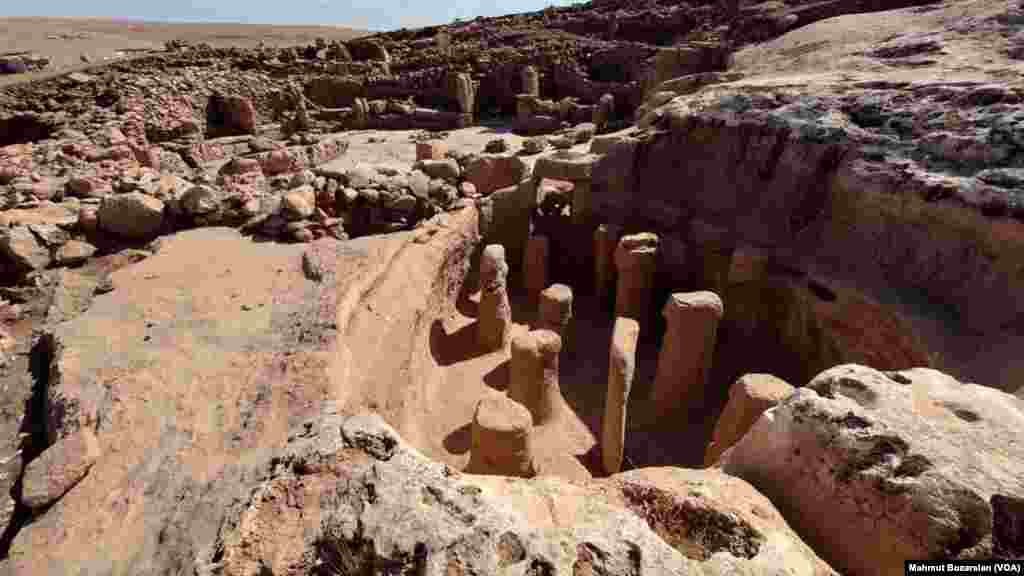 12 bin yıllık geçmişe sahip olduğu tahmin edilen Karahantepe ile çağdaş olan Göbeklitepe’de daha çok hayvan betimleri bulunsa da Karahantepe de insan tasvirleri ön plana çıkıyor.