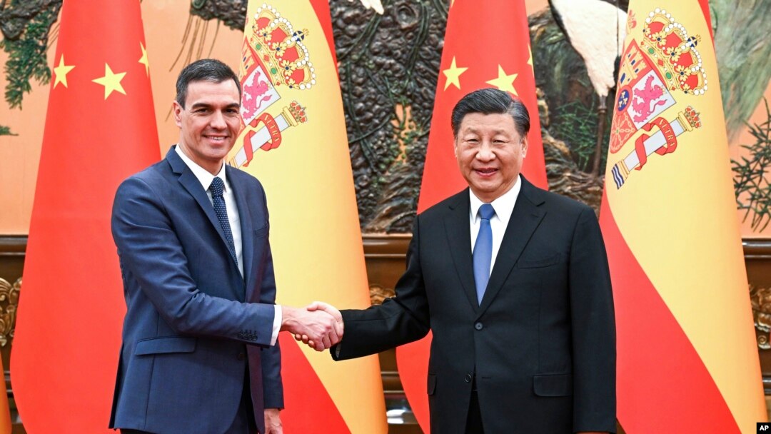 In this photo released by China's Xinhua News Agency, Chinese President Xi Jinping, right, meets with Spanish Prime Minister Pedro Sanchez in Beijing, Friday, March 31, 2023.