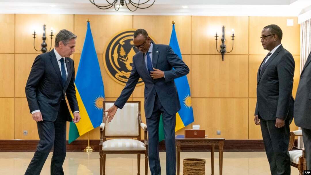 Secrétaire d'Etat ya Etats-Unis, Antony Blinken (G) akutani na mokonzi ya Rwanda Paul Kagame na Kigali, 11 ya sanza ya mwambe 2022.