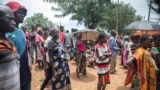Pessoas deslocadas da província de Cabo Delgado reúnem-se para receber ajuda humanitária do Programa Alimentar Mundial (PMA) na Escola da Tribuna 21 de abril, na vila de Namapa, distrito de Erati, em Nampula, Moçambique, a 27 de fevereiro de 2024.