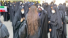 یک دانشجوی معترض، بدون بر سر داشتن حجاب اجباری مد نظر حکومت، در دانشگاه الزهرا - آرشیو