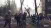 حضور امدادگران اوکراینی برای کمک به بازماندگان حمله روسیه به یک ساختمان مسکونی در زاپوریژیا. یکشنبه ٩ اکتبر ٢٠٢٢