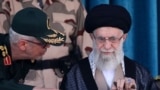 محمد باقری در کنار خامنه‌ای