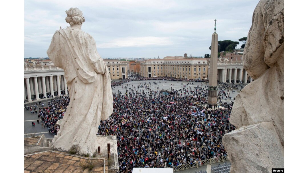 Faithful attend the Regina Caeli prayer led by Pope Francis, in Saint Peter's Square at the Vatican, May 1, 2022. (Vatican Media/Handout via Reuters)