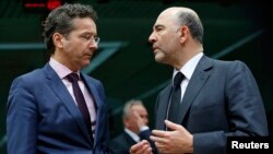 Bộ trưởng Tài chính Hà Lan Jeroen Dijsselbloem (trái) và Ủy viên châu Âu đặc trách về kinh tế và thuế Pierre Moscovice dự một hội nghị cấp bộ trưởng ở Brussels