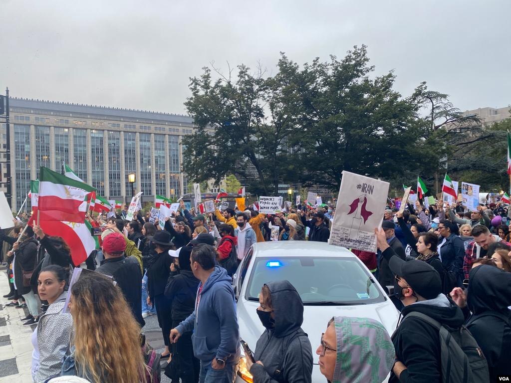 تجمع ایرانیان مقابل دفتر روزنامه «واشنگتن پست» در شهر واشنگتن برای حمایت از اعتراضات در ایران - شنبه ۹ مهر 