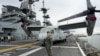 Фото: військовий ВМС США поблизу гелікоптера Osprey на борту бойового корабля USS Kearsarge, Клайпеда, Литва, 22 серпня 2022 року. REUTERS/Ints Kalnins