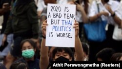  Pro-democracy protesters attend an anti-government protest, in Bangkok, Thailand October 19, 2020. REUTERS/Athit Perawongmetha