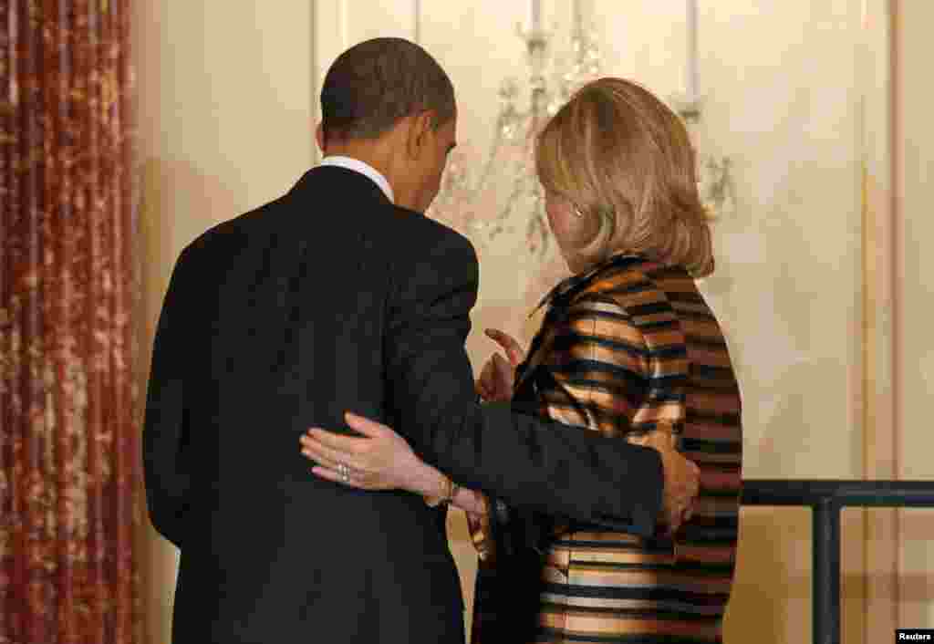 Tổng thống Barack Obama và Ngoại trưởng Clnton trong một buổi tiếp tân tại Bộ Ngoại Giao, 13-12-2010.