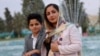 ماه‌منیر مولایی‌راد در کنار پسرش کیان پیرفلک