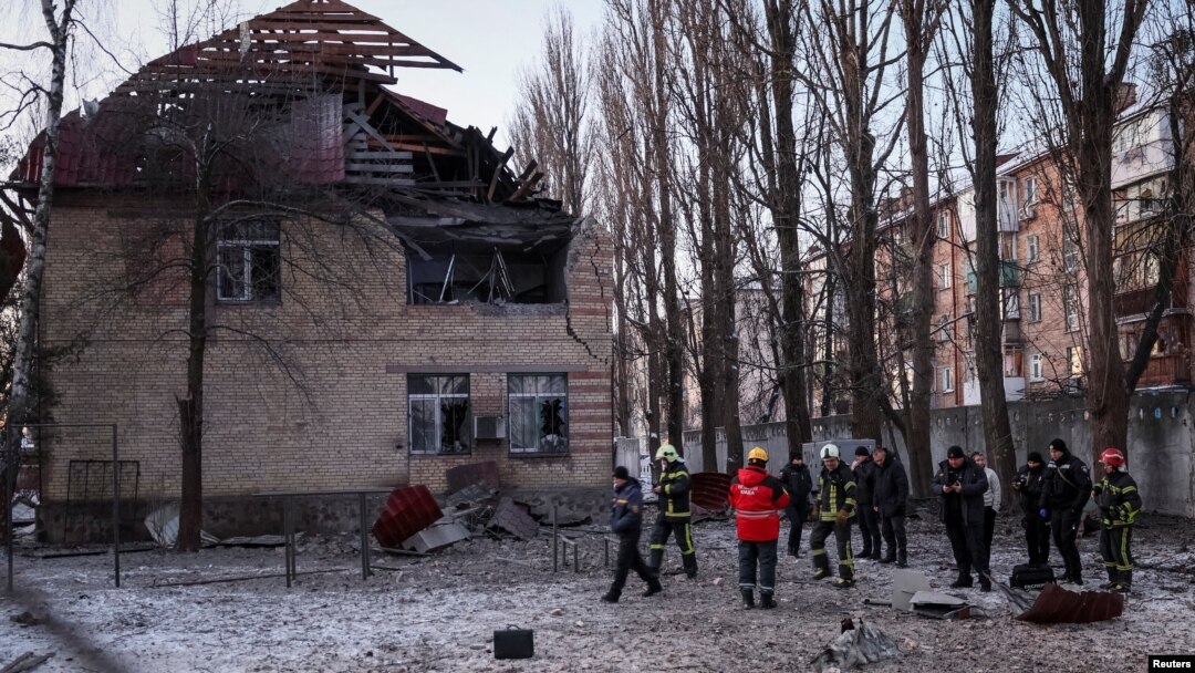 Rescuers and police officers examine parts of the drone at the site of a building destroyed by a Russian drone attack, as their attack on Ukraine continues, in Kyiv, Ukraine December 14, 2022. (REUTERS/Gleb Garanich)