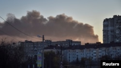 Tymi ngrihet në qytetin ukrainas Lviv pas goditjes me raketa ruse (15 nëntor 2022)