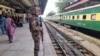 ທະຫານຢືນຍາມຢູ່ທີ່ສະຖານີລົດໄຟໃນເມືອງຊີບີ ຂອງແຂວງບາໂລຈິສຖານ ທາງພາກຕາເວັນຕົກສຽງໃຕ້ ເມື່ອວັນທີ 12 ມີນາ 2025 ໃນລະຫວ່າງປະຕິບັດການດ້ານຄວາມປອດໄພ ຕໍ່ພວກຫົວຮຸນແຮງ ນຶ່ງວັນຫລັງຈາກໂຈມຕີແລ້ວຈີ້ເອົາຜູ້ໂດຍສານເປັນໂຕປະກັນ.