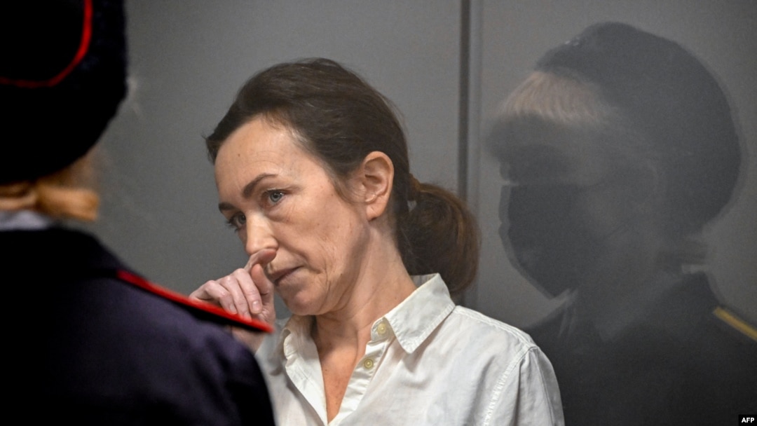 (FILES) Alsu Kurmasheva, a US-Russian journalist for Radio Free Europe/Radio Liberty (RFE/RL) who was arrested last year for failing to register as a "foreign agent", attends a hearing on the extention of her pre-trial detention, at the Sovetski court in 