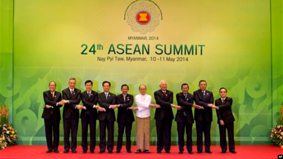 မြန်မာနိုင်ငံ၊ နေပြည်တော်မှာကျင်းပတဲ့ (၂၄) ကြိမ်မြောက် အာဆီယံဆယ်နိုင်ငံ ထိပ်သီးအစည်းအဝေးတက်ရောက်လာသော နိုင်ငံခေါင်းဆောင်များ။ (မေ ၁၁၊ ၂၀၁၄)