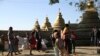 တိုက်ပွဲကြောင့် အိုးအိမ်စွန့်ထွက်ပြေးရပြီး စေတီဝန်းထဲတွင် ခိုလှုံနေရသည့် မြို တိုင်းရင်းသားတချို့။ (ဇန်နဝါရီ ၂၅၊ ၂၀၁၉ )
