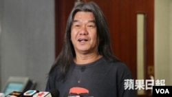 “长毛”梁国雄向媒体说明获得一次性回乡证（苹果日报图片）