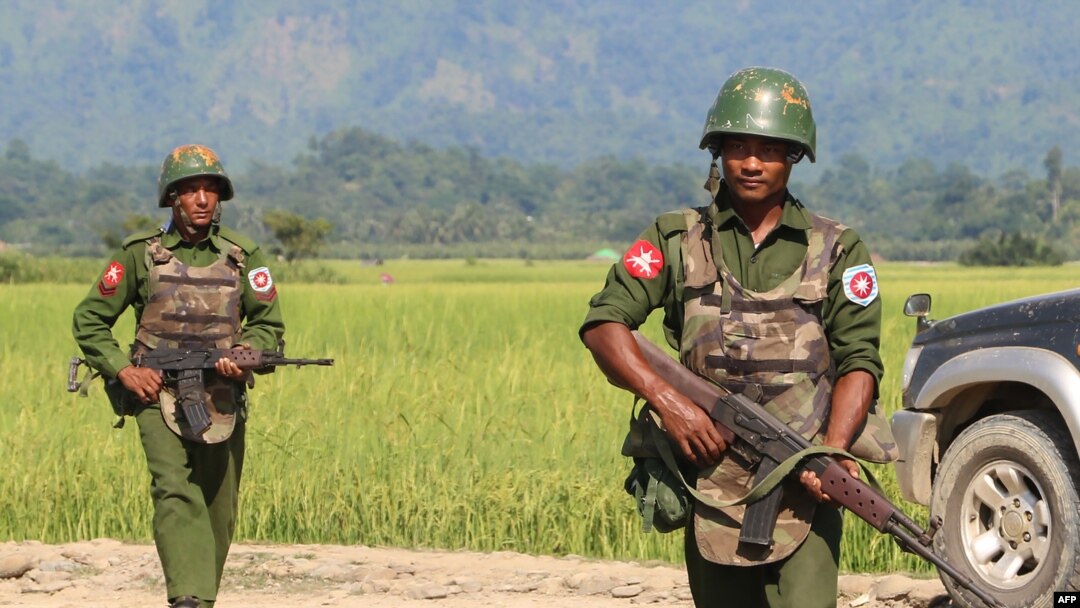 ရခိုင်ပြည်နယ် မောင်တောမြို့တွင် လုံခြုံရေးယူနေသည့် မြန်မာ့တပ်မတော်သားအချို့။ (အောက်တိုဘာ ၂၁၊ ၂၀၁၆)