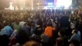 گروهی از مردم در شهر بهبهان با نشستن روی زمین، خیابان را بستند.