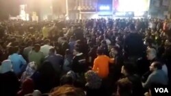 گروهی از مردم در شهر بهبهان با نشستن روی زمین، خیابان را بستند.
