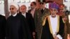 Sultani Qaboos bin Said (Kulia) akiwa na Rais wa Iran Hassan Rouhani mjini Muscat, Oman, March 12, 2014.