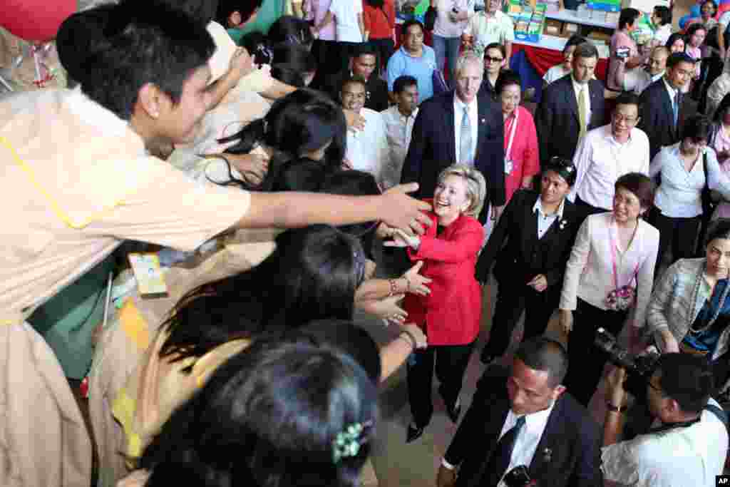 Ngoại trưởng Clinton đến thăm trường trung học Malanday ở thành phố Marikina của Philippines khi thành phố này đang bị lụt, 12-11-2009.