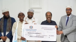 Madaxweyne Xasan iyo Madaxda Wasaaradda Diinta oo abaalmarin lacageed guddoon siinaya, wiilki ku guuleystay Tartanka Qur'aanka Kariimka ee Soomaaliya.