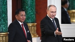 မော်စကိုမြို့တော်တွင် တွေ့ဆုံနေသည့် ဗိုလ်ချုပ်မှူးကြီးမင်းအောင်လှိုင်နှင့် ရုရှားသမ္မတ ဗလာဒီမီယာ ပူတင်။