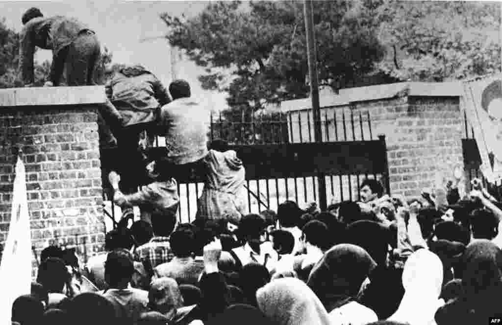 این شاید معروف ترین عکسی باشد که از حمله به سفارت آمریکا در یادهاست. عکسی از خبرگزاری ایرنا که توسط خبرگزاری فرانسه به جهان مخابره شد و دنیا را شوکه کرد. تعدادی که خود را «دانشجویان پیرو خط امام» می‌نامیدند از دیوار سفارت بالا می‌روند. 