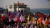 Massa menghadiri demonstrasi memperingati Hari Perempuan Internasional di Istanbul, Turki, pada 8 Maret 2025. (Foto: Emrah Gurel/AP Photo)