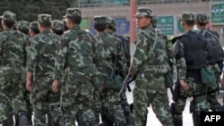 Cảnh sát vũ trang Trung Quốc tuần tra khu vực của người Uighur ở Kashgar trong khu vực Tân Cương